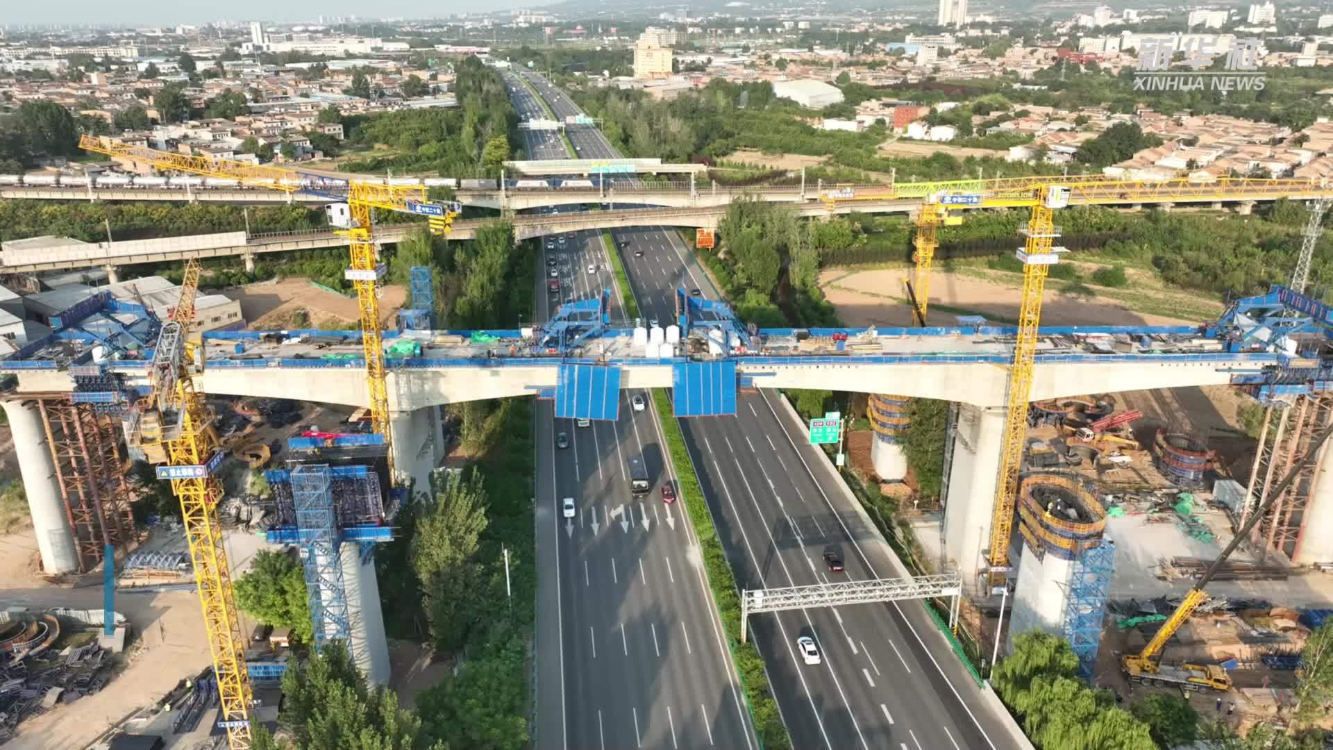 西延高铁8000吨连续梁成功转体