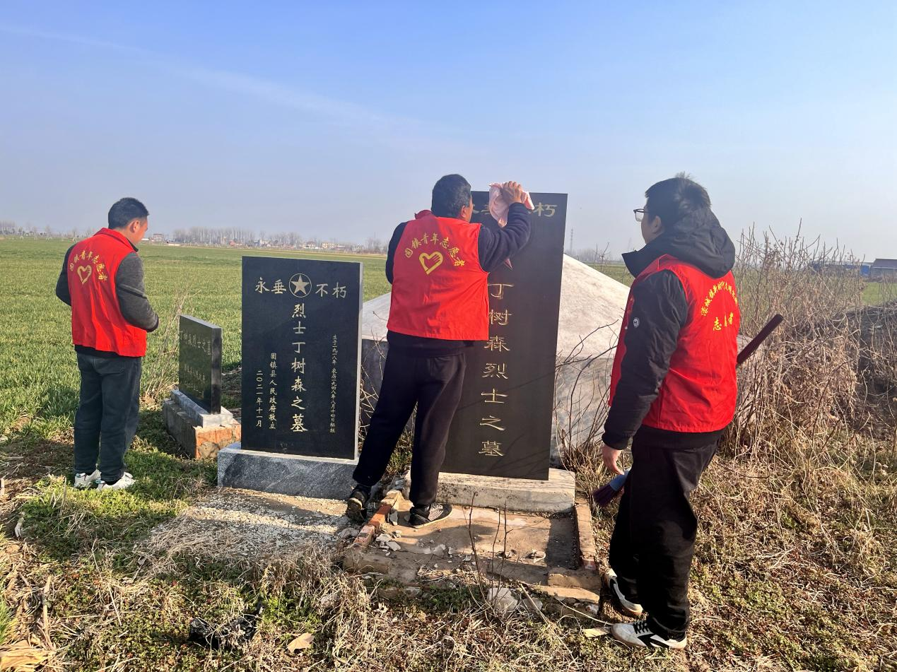 安徽固镇县常态化开展零散烈士墓环境整洁行动