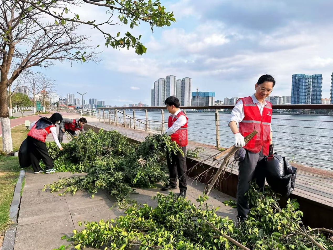 为民解难勇担当 续写雷锋新篇章——海南农商银行各级团组织开展学雷锋志愿服务活动