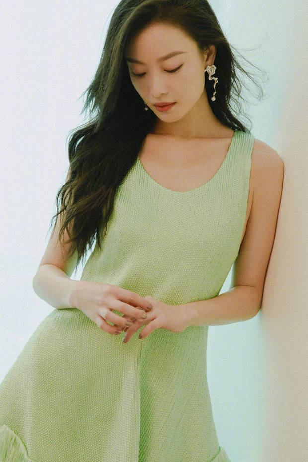 倪妮身穿绿色纱裙。