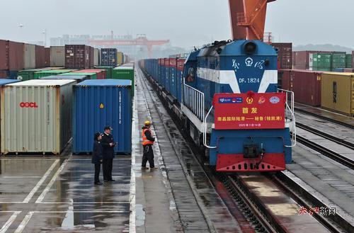 满载货物的铁海联运班列缓缓驶出江西南昌国际陆港。大江网视觉江西陈良帅摄