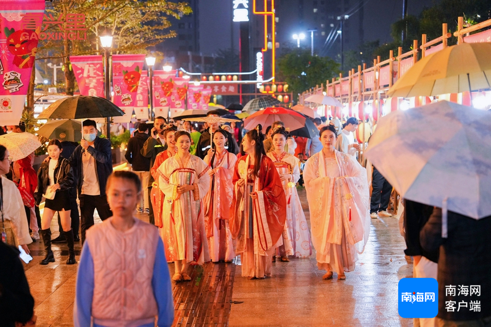 市民在街区休闲娱乐。