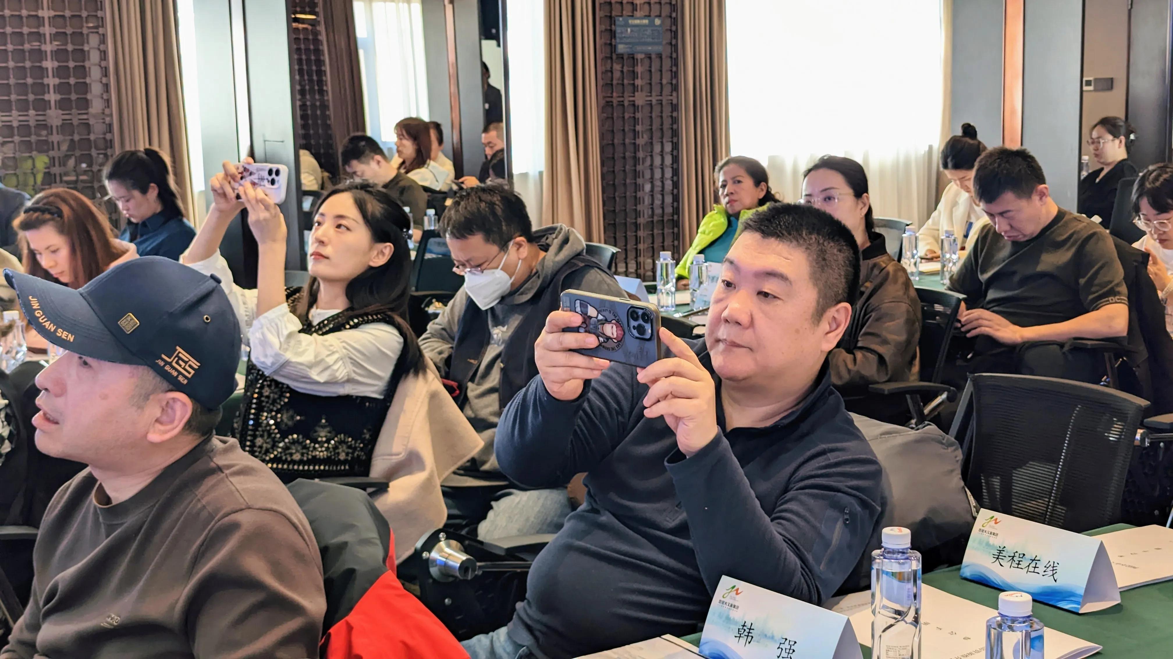▲ 参加阿拉尔市文旅资源推介会的旅游界嘉宾 。