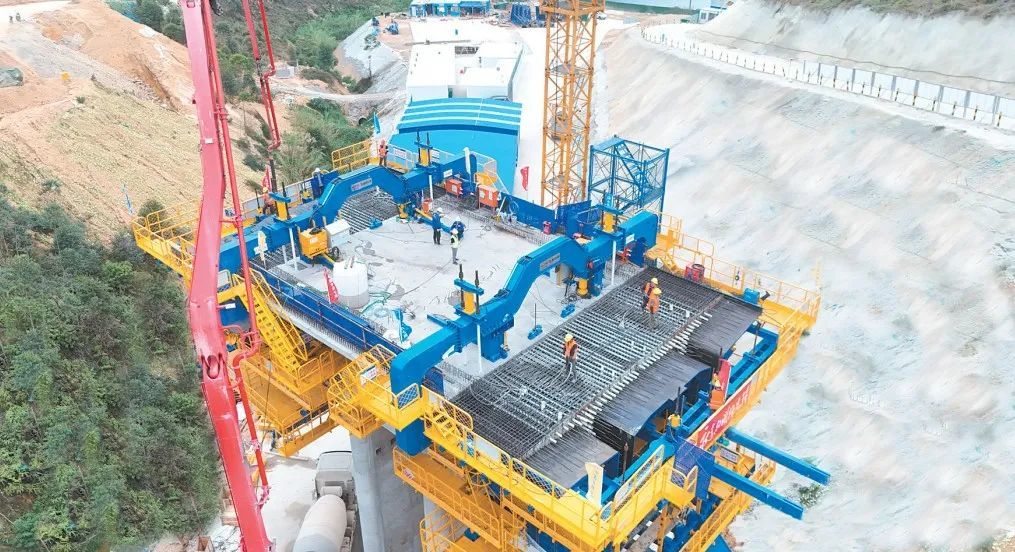 矮岭大桥T构连续梁1号节段浇筑施工现场忙碌有序