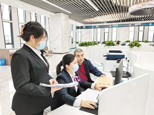 日前,保定高新区行政审批局窗口工作人员为企业办理跨区域迁移业务。王景超摄