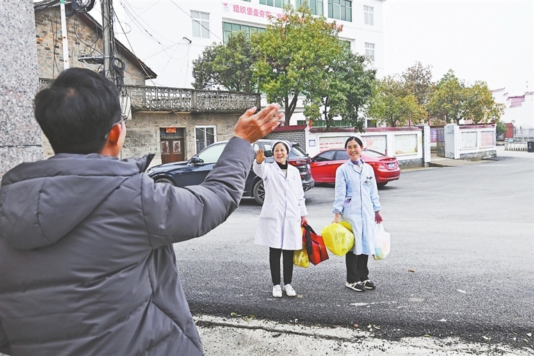 结束护理服务后,“网约护士”和患者家属告别。