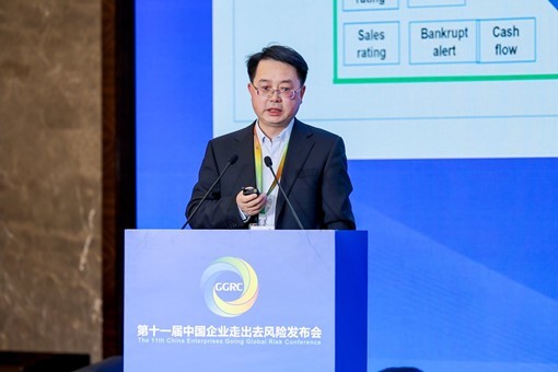 江泰保险经纪信用保证保险事业部总经理李翊文发表演讲