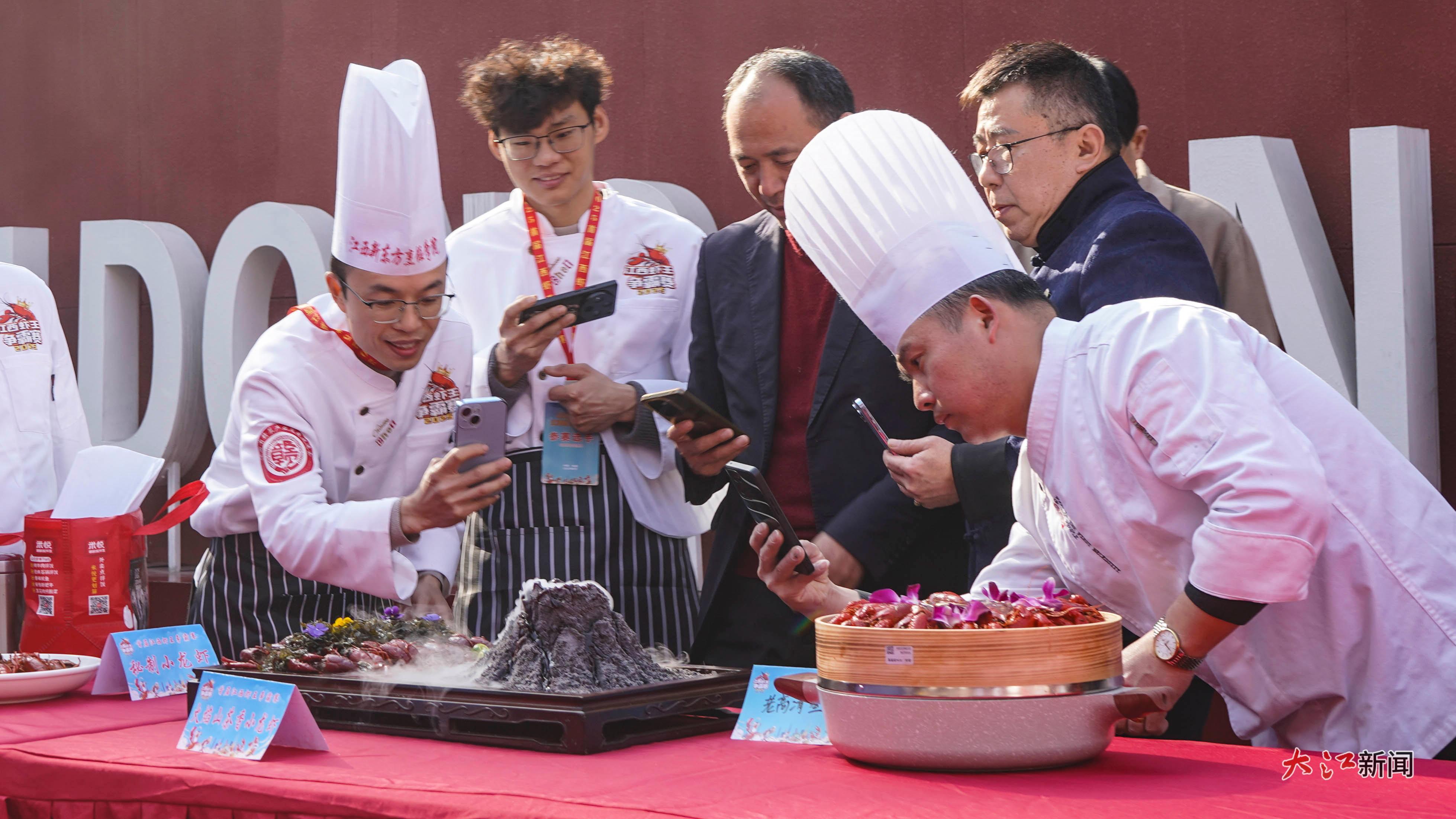 众人围观参赛作品