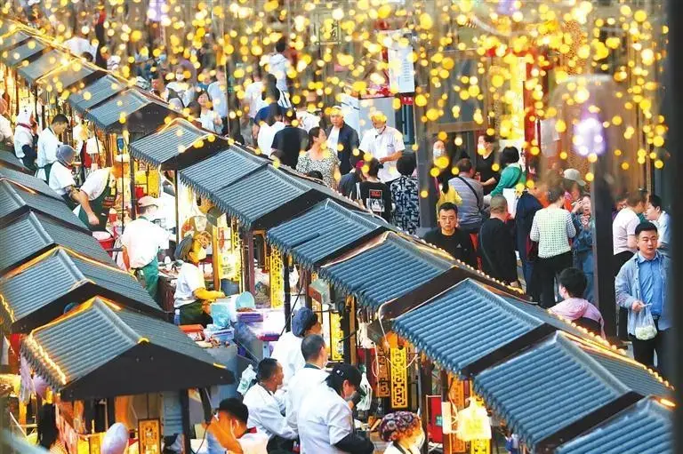 中山桥附近的新光夜市　新甘肃·甘肃经济日报记者　瞿娟　摄