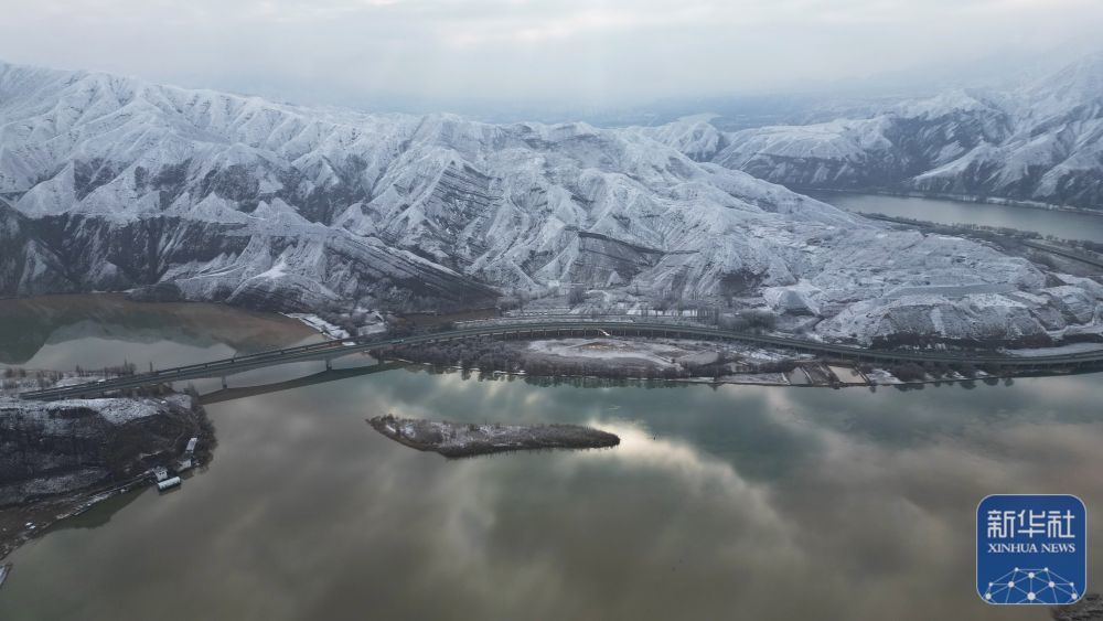 ↑这是3月14日在甘肃省临夏回族自治州永靖县太极镇拍摄的雪景（无人机照片）　新华社发（史有东　摄）
