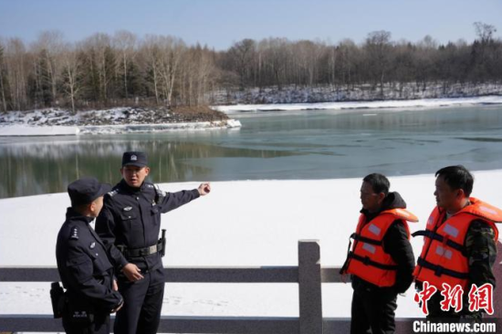“世界水日”到来前夕，白卓群(左二)带领由民警和林场职工组成的“护水小队”，对辖区核心水域泉阳湖及其水源地展开立体巡护。吉林省抚松森林公安分局供图