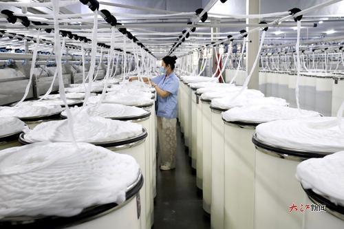 德安县宝塔工业园的一家智能化纺织企业内,一台台机器正在全自动生产各种纱线。大江网视觉江西陶良飞摄