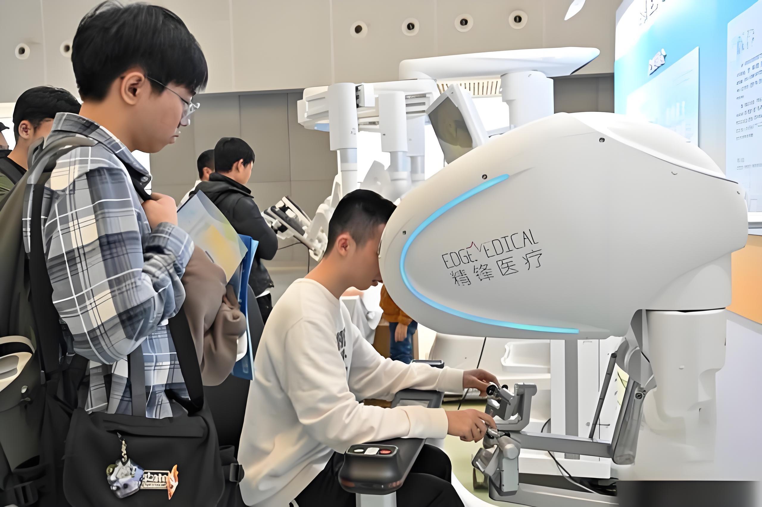 龙岗区携176个50万年薪以上岗位亮相广东省“百万英才汇南粤”招聘会