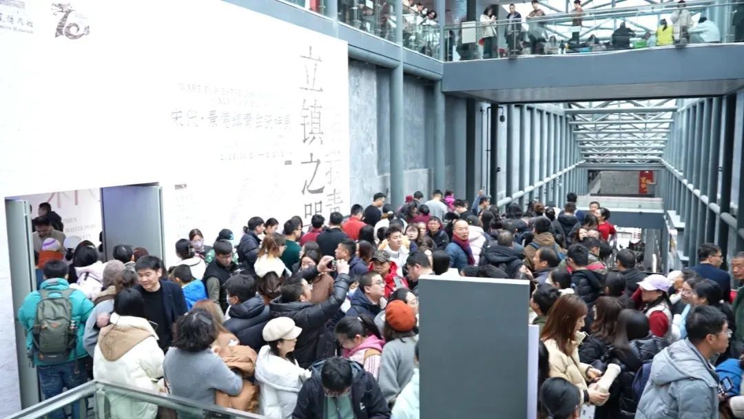 景德镇中国陶瓷博物馆内游人如织。(资料图片)