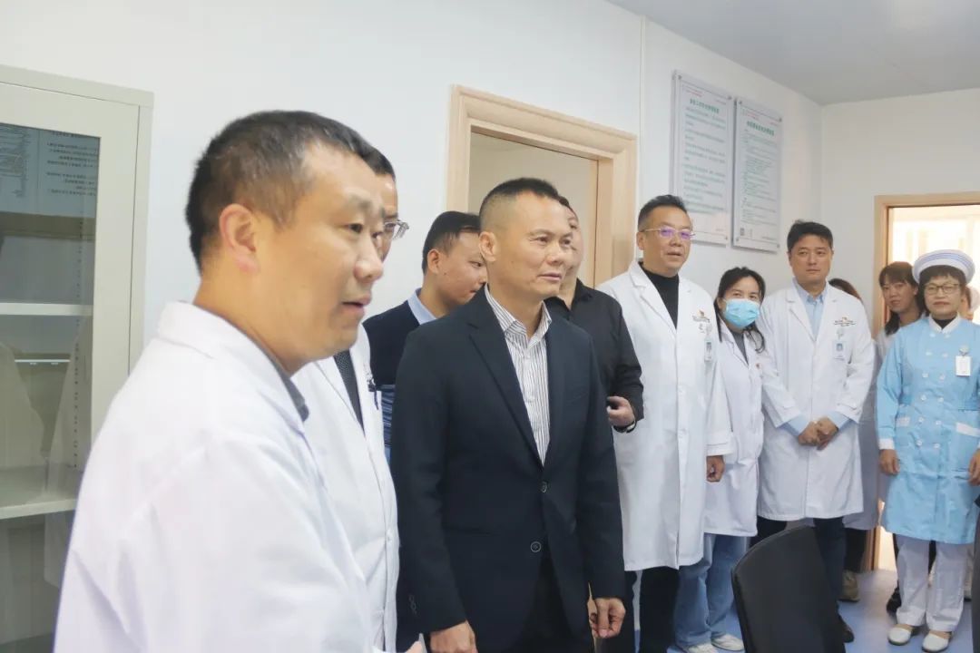 图:开科仪式后,乐平镇人大主席黎庭就与参加活动的领导嘉宾一行走进碎石科,了解科室建设情况和患者就诊情况