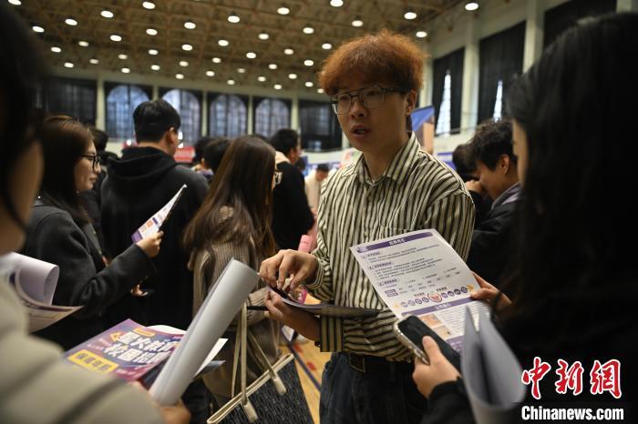 图为双选会现场　中新社记者　李亚龙　摄