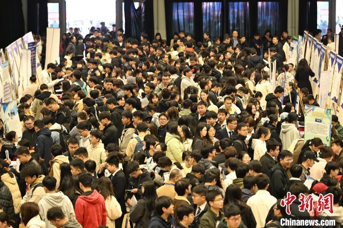 图为双选会现场　中新社记者　李亚龙　摄