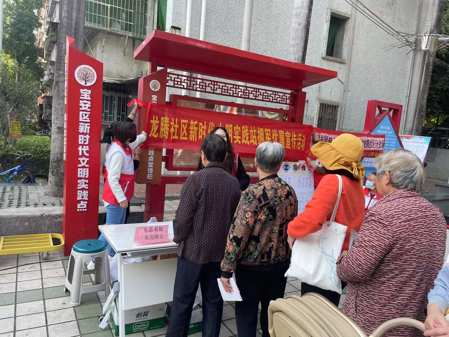 居民在工作台前等待活动开始