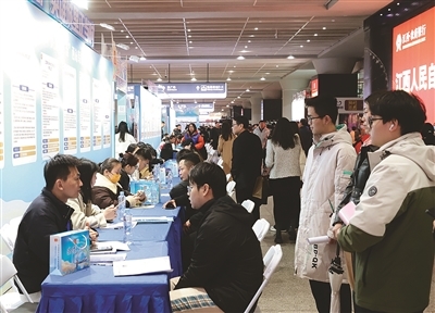 南昌市2025年度首场“洪漂人才荟”招聘会在南昌西站举行