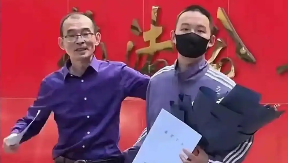 寻亲富豪送儿子奔驰G63和银行卡：里面有每一年为谢浩男存下的教育基金