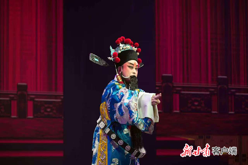 蒲虎勤正在进行演出