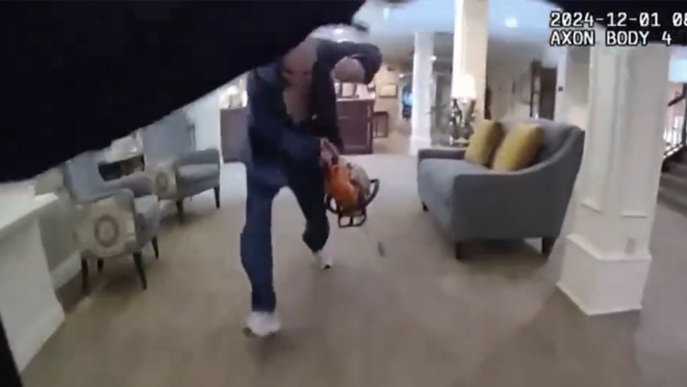 美国养老院内一名手持电锯男子被警察开枪击毙，检察官办公室：涉案警官不会面临任何刑事指控