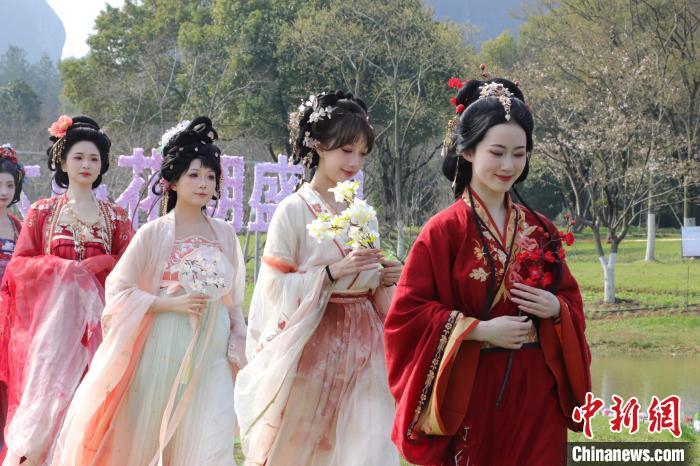 图为女子扮演的“花神”。熊锦阳 摄