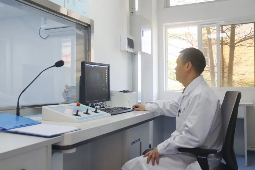 图:碎石科治疗室内,乐平医院医生正在查看治疗进展