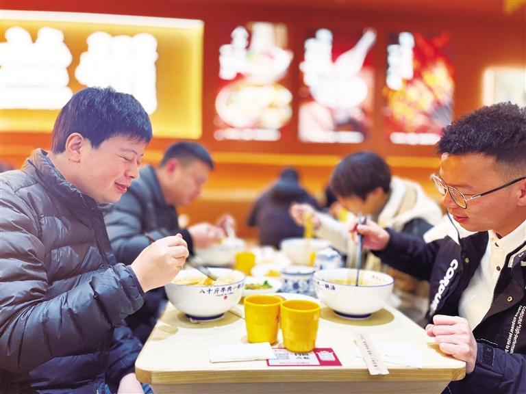 马香远兰州牛肉面(武汉南湖佰港城店)蕴含甘肃文化的装修设计