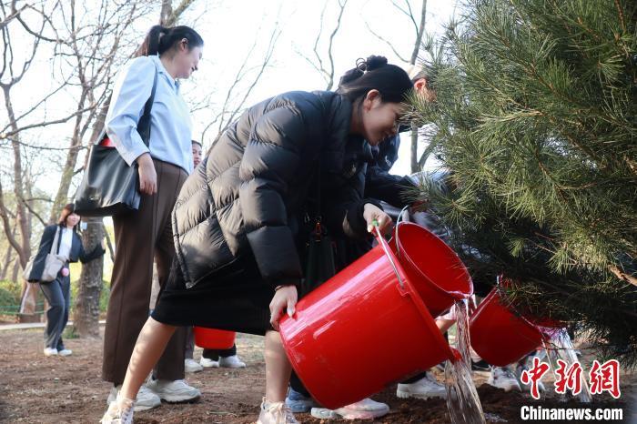 3月20日，“庆祝中泰建交50周年 共植友谊之树”活动在山东济南举行。图为泰国留学生代表在为“友谊树”浇水。周艺伟 摄