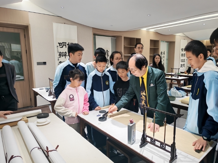 在“林中阳书法工作室”，林中阳对书法爱好者进行了现场指导。