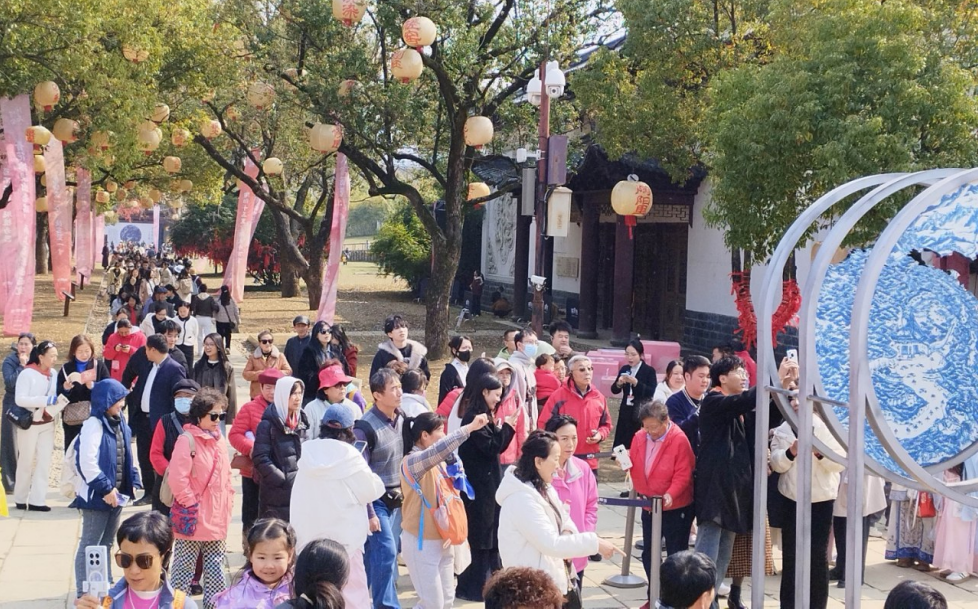 游客在陶阳里历史文化旅游区网红打卡点争相拍照。(全媒体记者 付裕 摄)