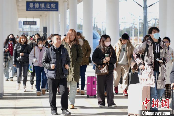 图为江西景德镇北站,旅客从站台上走过。余清清 摄