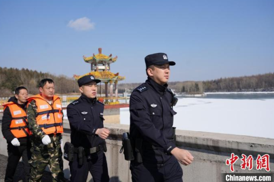 虽然现在有了无人机这类可以发挥高空侦查优势的利器，但“护水小队”脚步丈量还是不会少、不会停。吉林省抚松森林公安分局供图