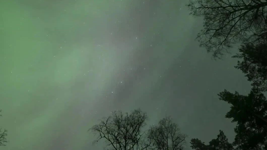 看！火箭发射和极光，太美啦