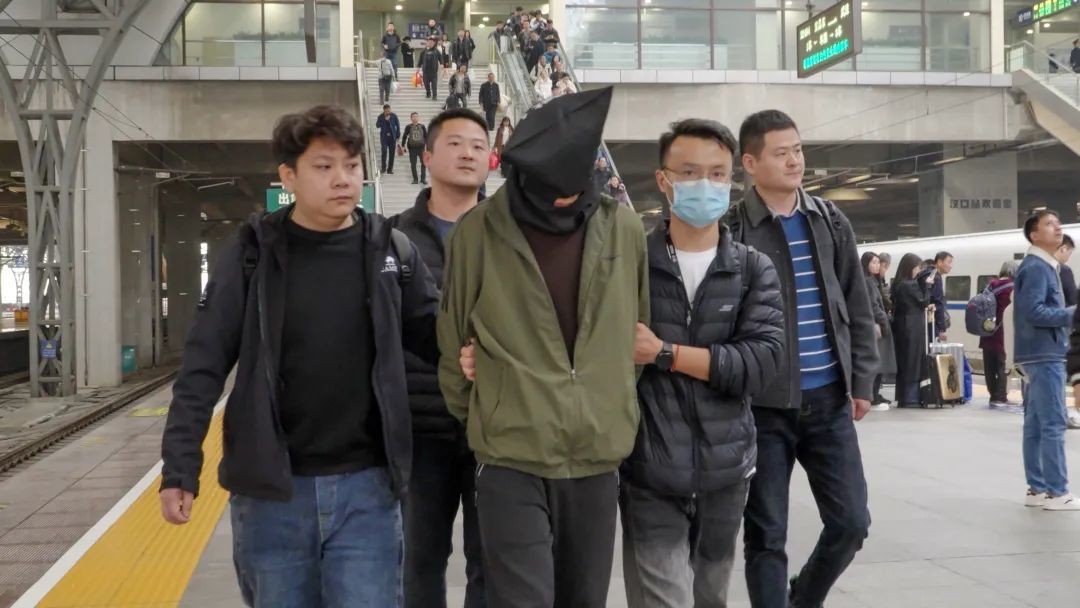 ▲3月1日，犯罪嫌疑人被警方从武汉押解回宁。