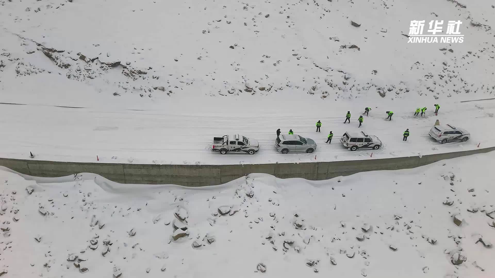 国道318东达山等路段积雪严重 来往司乘人员需合理出行