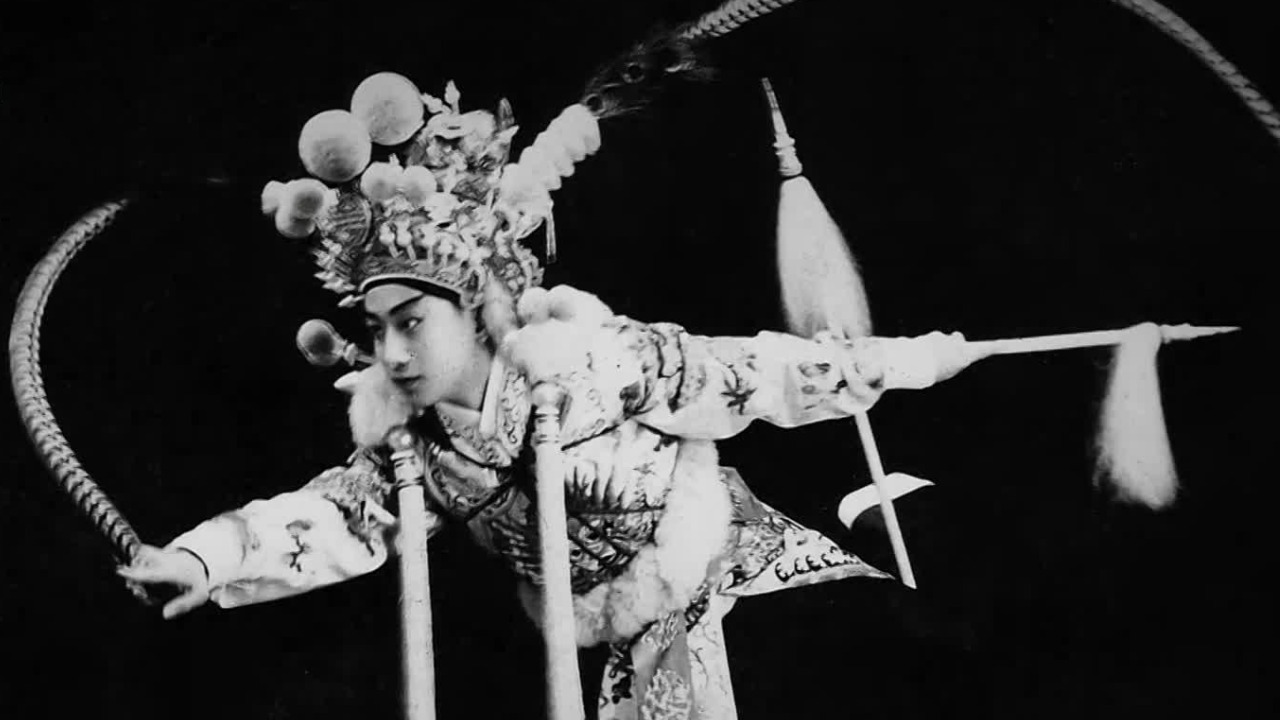 “富连成”京剧科班因培养学生过多，常年入不敷出，叶盛兰常拿包银补贴