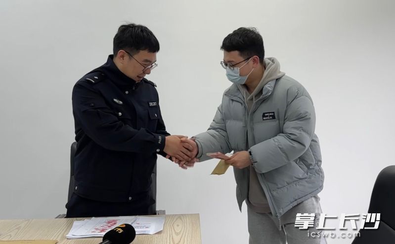 民警向被骗市民返还被骗钱款。