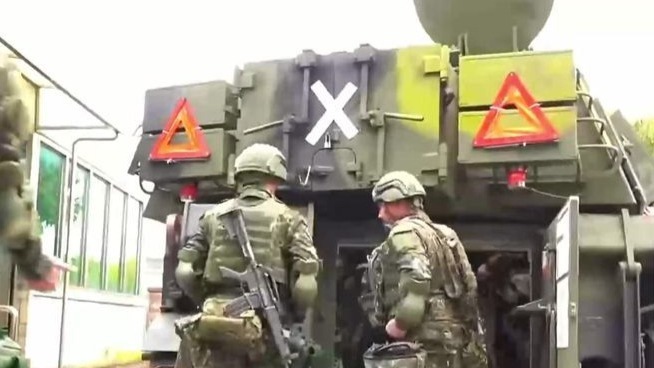 台军举行“立即备战操演”，士兵手捧“空气炮弹”演技浮夸