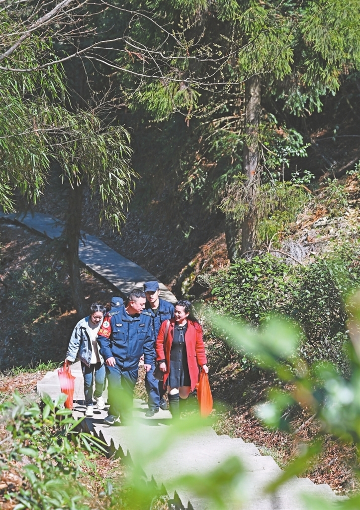 3月18日，武夷山國家公園江西管理局、福建管理局工作人員進行聯合巡護，對山上村民進行防火宣傳教育。