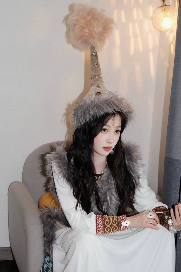 虞书欣别具风情。