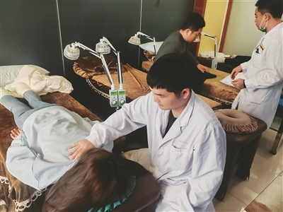 医生为患者推拿