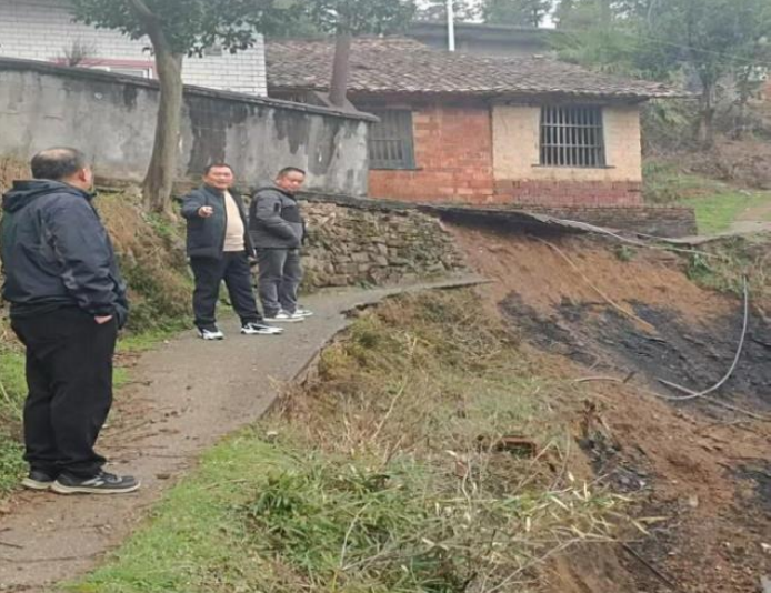 枫桥村路面坍塌无法通行