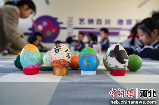 图为孩子们正在绘制彩蛋感受春分习俗。 王倩倩 摄