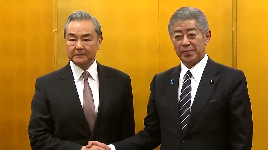 王毅同日本外相岩屋毅举行会谈：中日应该正视历史 面向未来