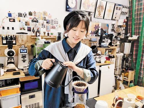 3月14日上午，在位于石家庄市桥西区的即至咖啡馆，来自北京的咖啡馆主理人曾榕正在制作手冲咖啡。 本报记者 解楚楚摄