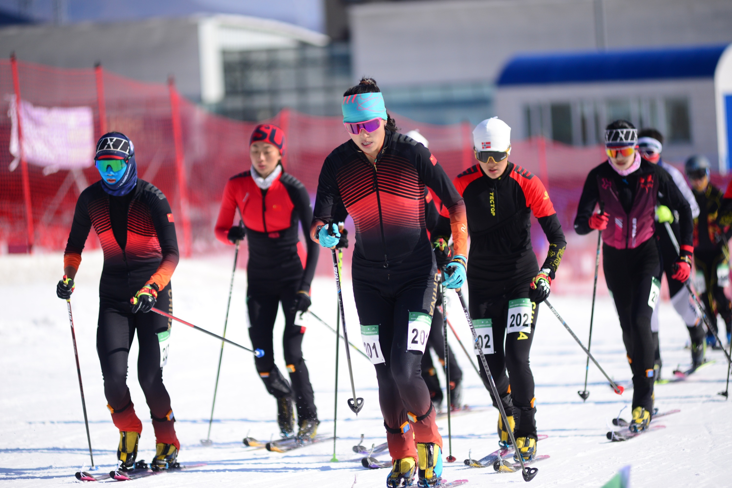 2025年“伯希和杯”全国滑雪登山冠军赛在黑龙江亚布力开赛