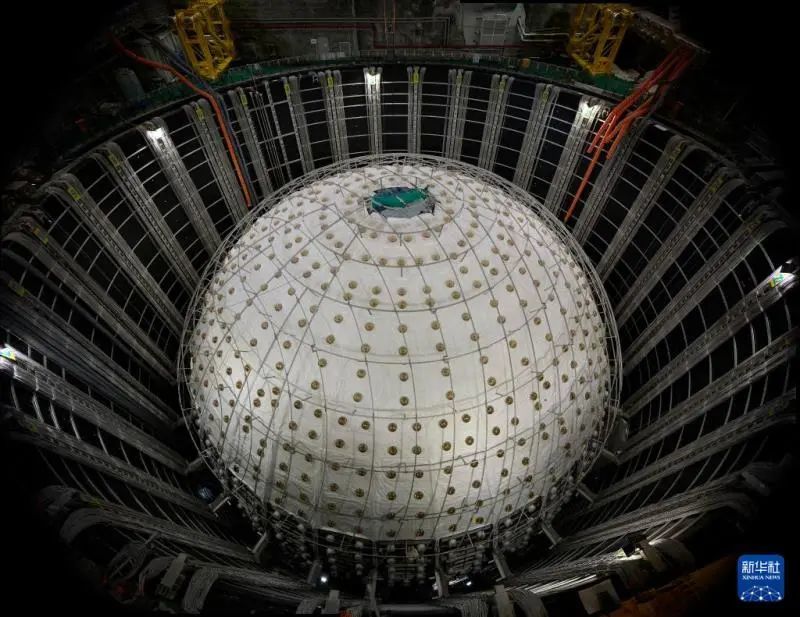建设中的江门中微子实验中心探测器（拼接照片） 来源：新华社