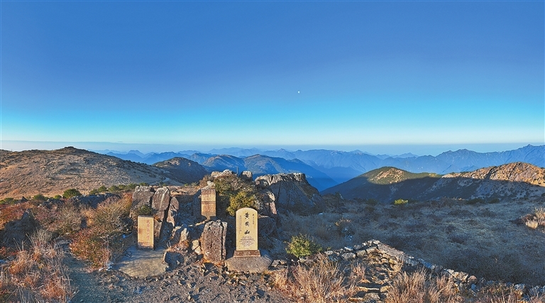 巍巍武夷山脈綿亙千里，群峰聳立，主峰黃崗山坐落在江西省鉛山縣與福建省武夷山市交界處，海拔2160.8米。